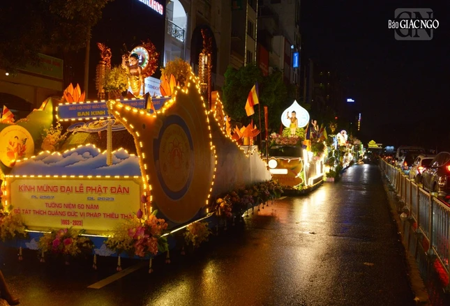 Đoàn xe hoa diễu hành trên các tuyến phố TP.HCM kính mừng Khánh đản Đức Thế Tôn