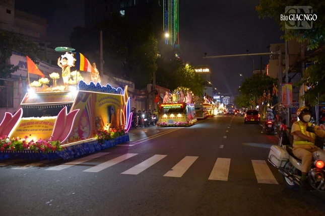 [ẢNH] Sắc màu xe hoa diễu hành kính mừng Đại lễ Phật đản, tưởng niệm Bồ-tát Thích Quảng Đức ảnh 33