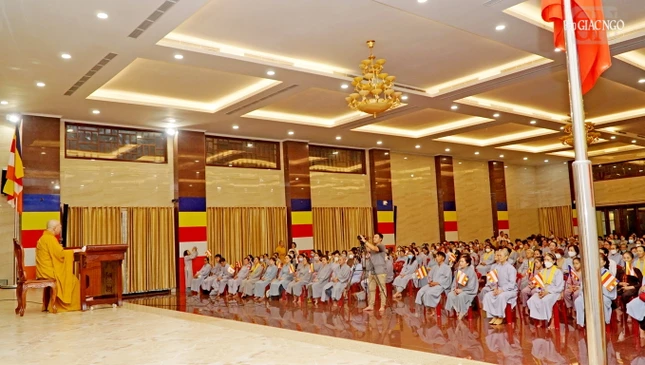 Phật tử các đạo tràng TP.HCM trở về Việt Nam Quốc Tự thính pháp