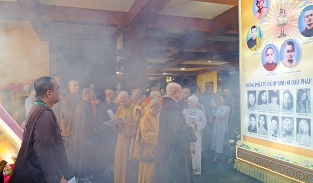 Ban Giám khảo trước xe hoa trình bày chân dung các Thánh tử đạo