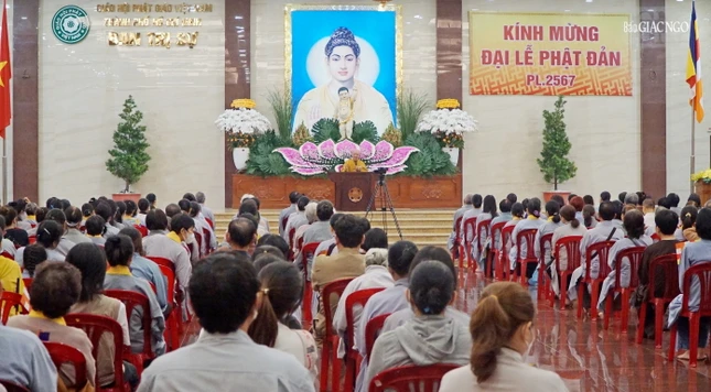 Sự đản sinh của Ngài đem lại tình thương và trí tuệ