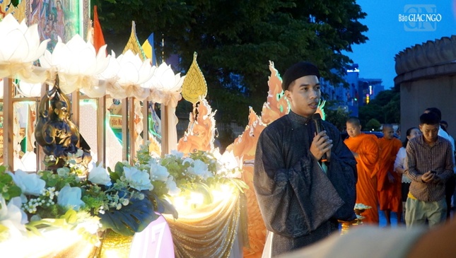 Đại diện Báo Giác Ngộ thuyết trình khi chấm điểm xe hoa