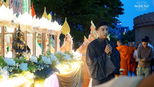 Đại diện Báo Giác Ngộ thuyết trình khi chấm điểm xe hoa