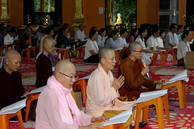 Tu nữ, Phật tử tham gia khóa tụng Pali - Việt trong mùa Phật đản