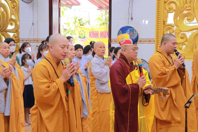 Chư tôn đức cử hành nghi thức tại buổi lễ