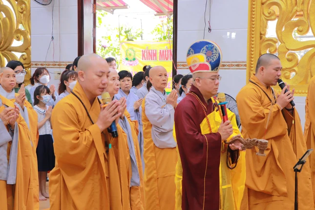 Chư tôn đức cử hành nghi thức tại buổi lễ Chư tôn đức cử hành nghi thức tại buổi lễ