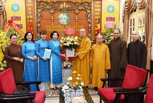 Đoàn Hội Liên hiệp Phụ nữ TP.Hà Nội tặng hoa chúc mừng Phật đản