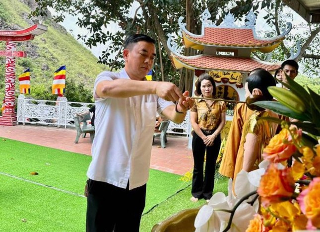 Thực hiện nghi thức Tắm Phật truyền thống