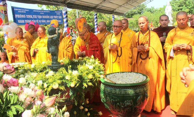 Chư tôn đức niêm hương trong nghi thức tâm linh truyền thống