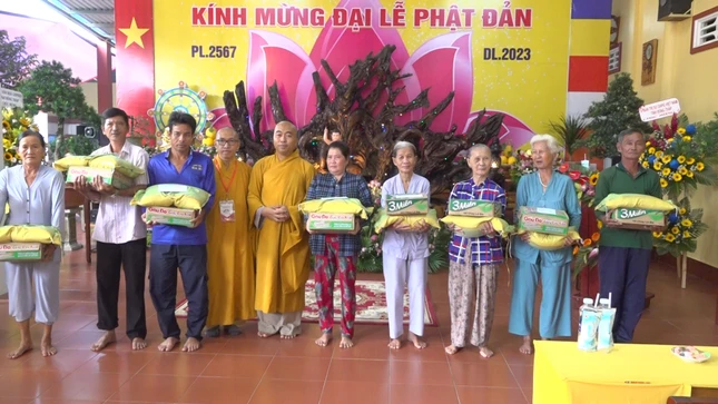 Đại đức Thích Phước Huệ và Đại đức Thích Nguyên Tấn trao quà đến hộ nghèo