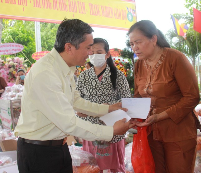 Ông Nho Văn Lịch, Thành ủy viên, Phó Chủ tịch UBMTTQVN TP.Biên Hòa trao quà đến người mù khó khăn Ông Nho Văn Lịch, Thành ủy viên, Phó Chủ tịch UBMTTQVN TP.Biên Hòa trao quà đến người mù khó khăn