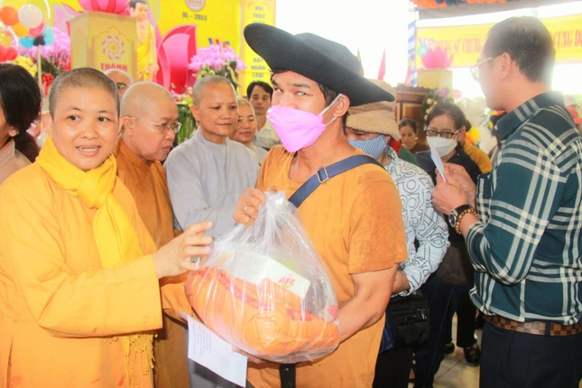 Người mù nghèo được chia sẻ thiết thực trong mùa Phật đản