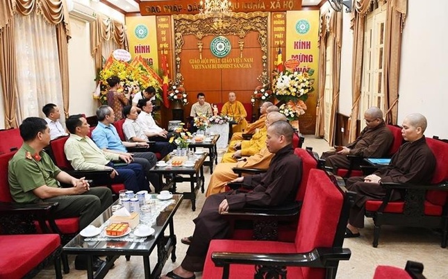 Hòa thượng Thích Thanh Nhiễu tiếp thân mật đoàn Bộ Công an