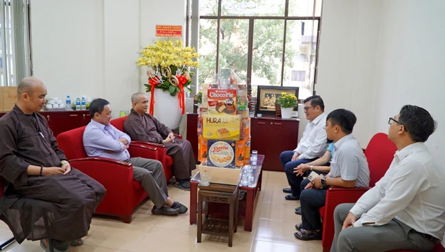 Thượng tọa Thích Tâm Hải tiếp thân mật ông Ngô Thanh Sơn và thành viên đoàn