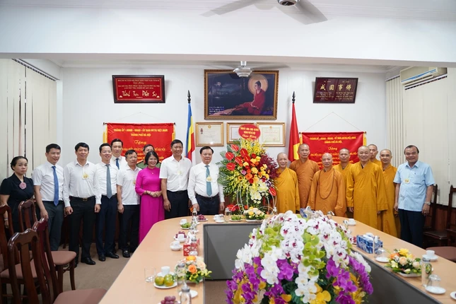Bí thư Thành ủy TP.Hà Nội tặng hoa chúc mừng đến Hòa thượng Thích Bảo Nghiêm
