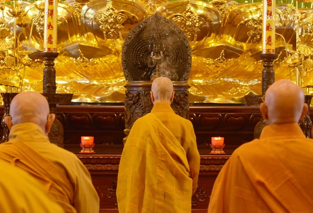 Trang nghiêm đảnh lễ Tam bảo