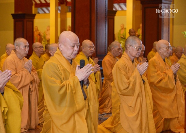 Hòa thượng Thích Lệ Trang tác bạch, cung thỉnh nhị vị Trưởng lão Hòa thượng đối thú tác bạch an cư theo hàng Thượng tọa; cung thỉnh Đức Pháp chủ hoan hỷ vì đại chúng làm Thiền chủ hạ trường Việt Nam Quốc Tự