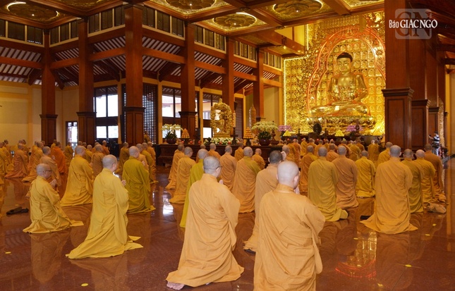 Chư Tăng thành kính đảnh lễ Tam bảo tại chánh điện Việt Nam Quốc Tự