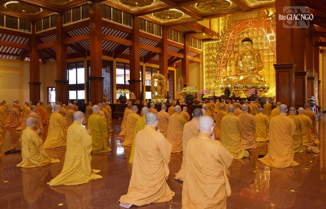 Chư Tăng thành kính đảnh lễ Tam bảo tại chánh điện Việt Nam Quốc Tự