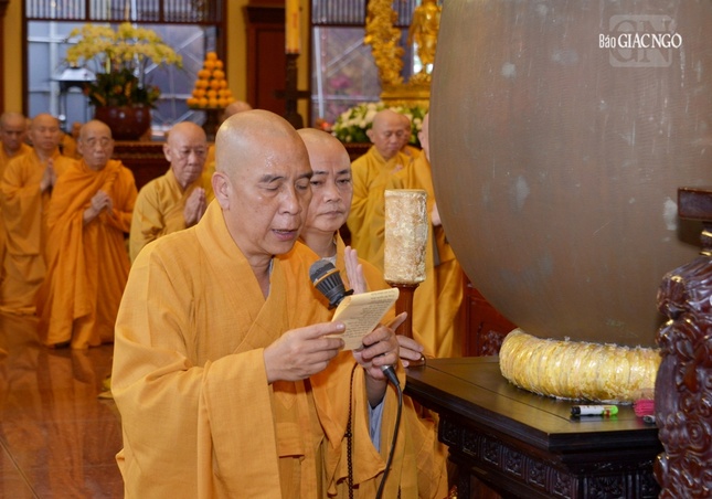 Thượng tọa Thích Quảng Chơn, Trưởng ban Nghi lễ Phật giáo TP.HCM khải bạch pháp sự
