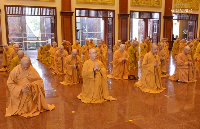 Chư tôn đức Tăng trang nghiêm đảnh lễ Tam bảo