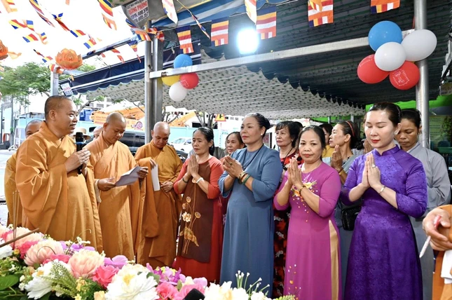 Chư tôn đức chấm điểm lễ đài tại gia đình Phật tử Diệu Nhẫn