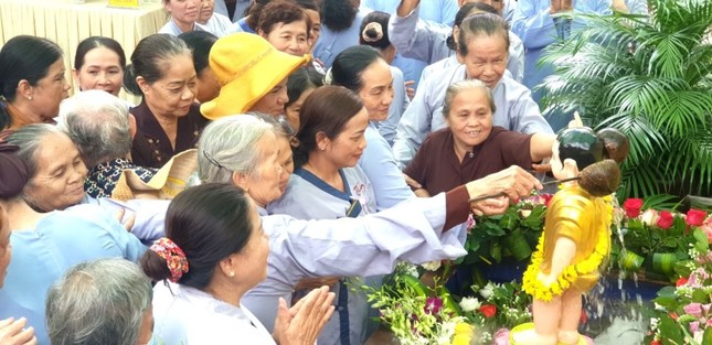 Phật tử hân hoan Tắm Phật Phật tử hân hoan Tắm Phật