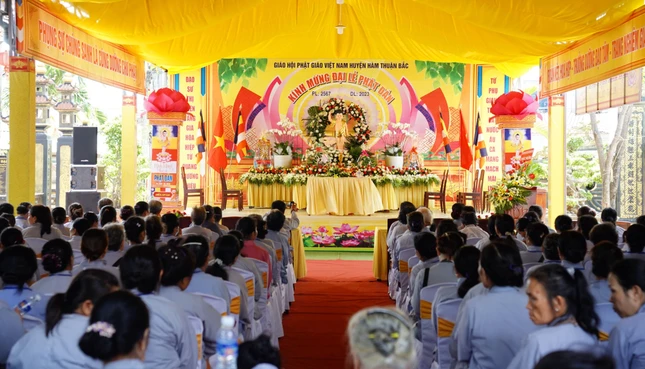 gần 200 tu sinh tham gia khóa tu