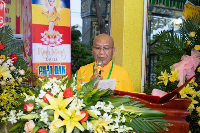 Thượng tọa Thích Thông Triêm tuyên đọc Thông điệp Đại lễ Phật đản của Đức Pháp chủ GHPGVN