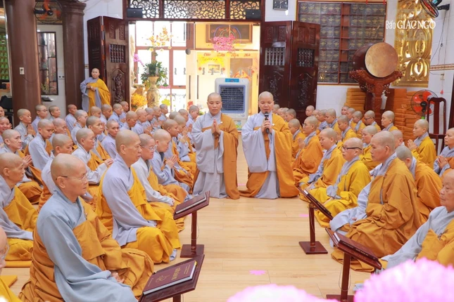 Đại diện chư Ni tuyên giáo sắc