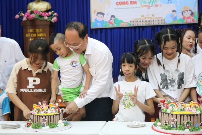 Phó Bí thư Thành ủy TP.HCM Nguyễn Hồ Hải cắt bánh mừng Ngày Quốc tế Thiếu nhi cùng các em tại trung tâm
