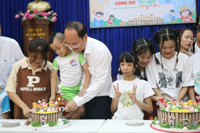 Phó Bí thư Thành ủy TP.HCM Nguyễn Hồ Hải cắt bánh mừng Ngày Quốc tế Thiếu nhi cùng các em tại trung tâm Phó Bí thư Thành ủy TP.HCM Nguyễn Hồ Hải cắt bánh mừng Ngày Quốc tế Thiếu nhi cùng các em tại trung tâm