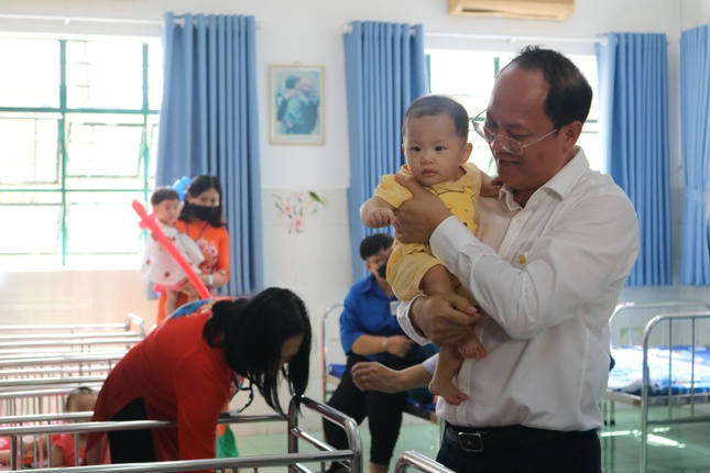 Phó Bí thư Thành ủy TP.HCM Nguyễn Hồ Hải chăm sóc trẻ tại trung tâm