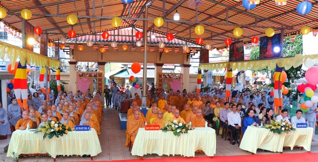 Chư tôn đức Tăng Ni, Phật tử và lãnh đạo tỉnh, TP.Bến Tre tham dự Chư tôn đức Tăng Ni, Phật tử và lãnh đạo tỉnh, TP.Bến Tre tham dự