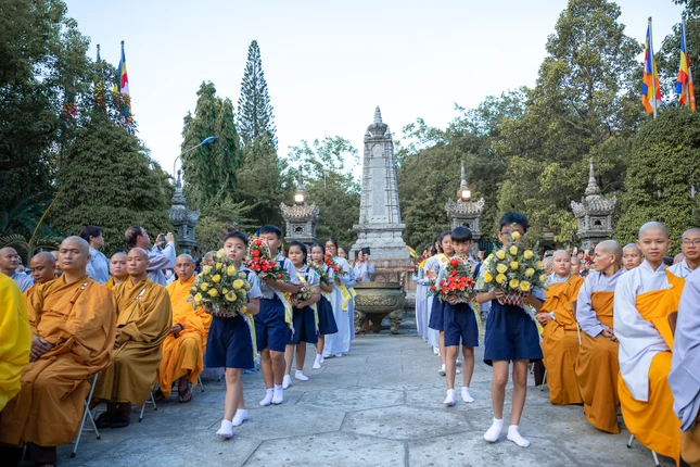 Phật tử dâng hoa cúng dường