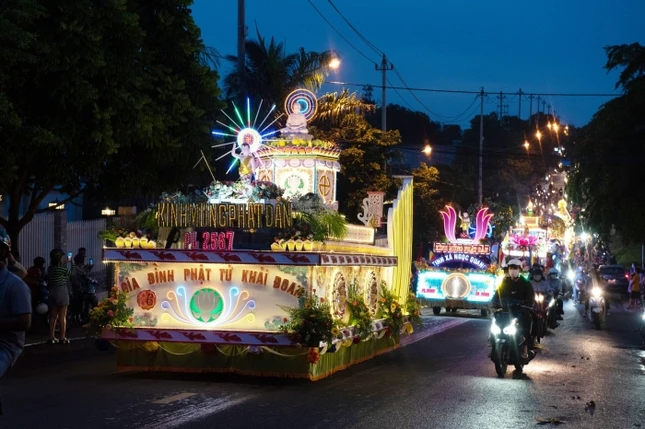 Rực rỡ đoàn xe diễu hành tạo nét vui tươi mùa Khánh đản Đức Thế Tôn