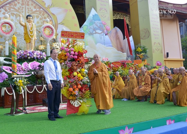 Phó Bí thư Thành ủy TP.HCM Nguyễn Hồ Hải trao hoa chúc mừng Đại lễ Phật đản đến Hòa thượng Thích Lệ Trang, Trưởng ban Trị sự TP.HCM, Trưởng ban Tổ chức Đại lễ