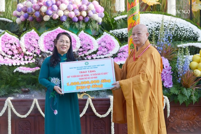 Hòa thượng Thích Lệ Trang thay mặt Ban Tổ chức Đại lễ trao bảng ủng hộ đến Quỹ “Vì biển đảo quê hương - vì tuyến đầu Tổ quốc”