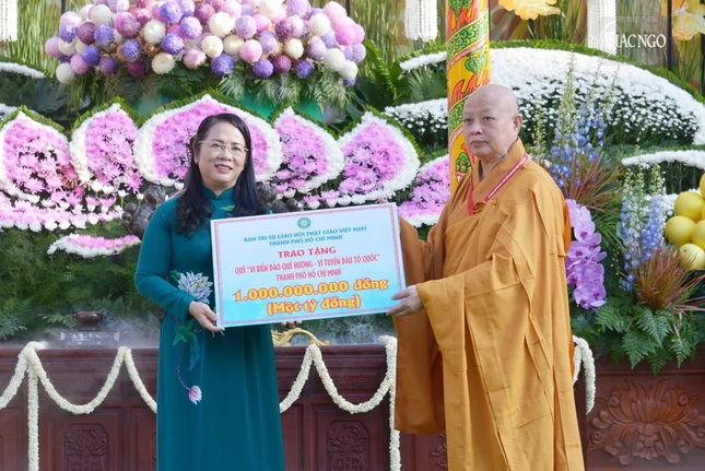 Hòa thượng Thích Lệ Trang thay mặt Ban Tổ chức Đại lễ trao bảng ủng hộ đến Quỹ “Vì biển đảo quê hương - vì tuyến đầu Tổ quốc”