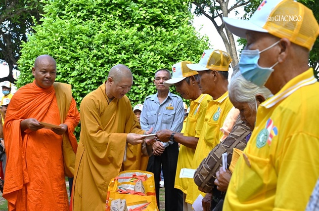 Thượng tọa Thích Thiện Thuận trao quà từ thiện