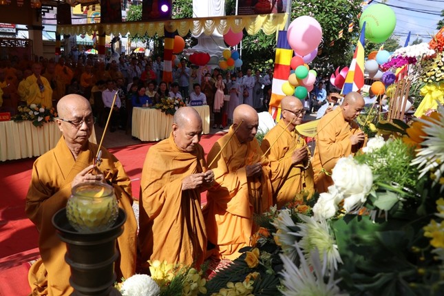 Chư tôn đức giáo phẩm niêm hương cúng dường tại lễ đài Phật đản Chư tôn đức giáo phẩm niêm hương cúng dường tại lễ đài Phật đản