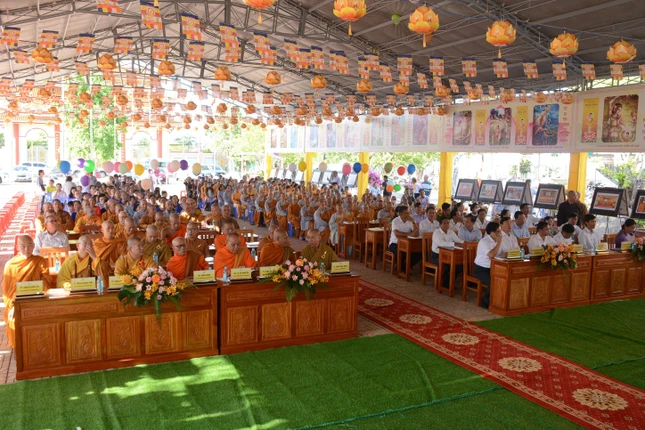 Chư Tăng Ni, lãnh đạo Đảng, chính quyền các cấp tham dự