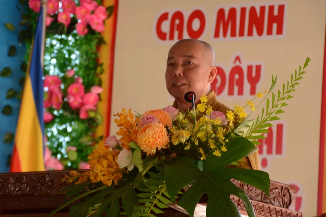 Thượng tọa Thích Giác Nghi đọc diễn văn Phật đản của Hòa thượng Chủ tịch Hội đồng Trị sự