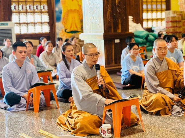 Ni sư Thích nữ Huệ Đức cùng chư Ni trì tụng sám Khánh đản