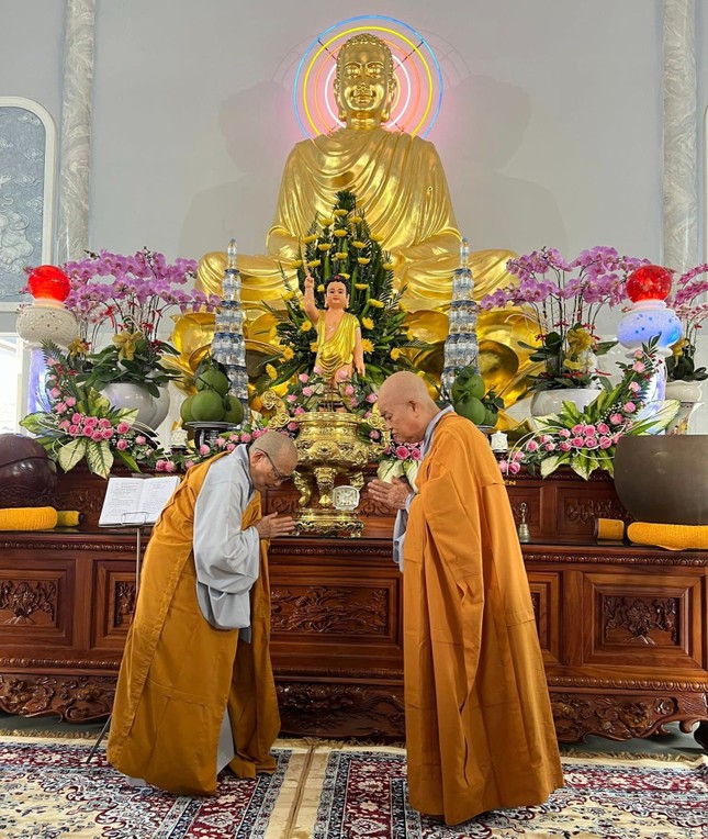 Nhị vị Ni trưởng đối thú an cư