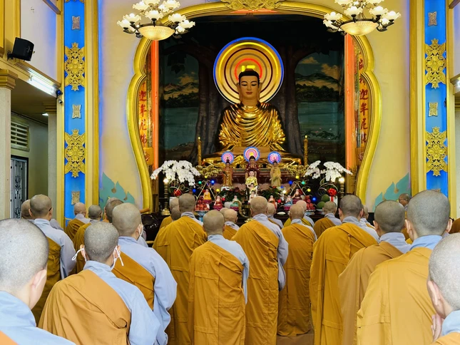 Chư hành giả đảnh lễ Tam bảo - Ảnh: Thánh Tâm