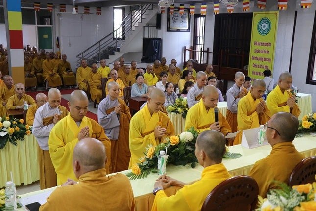 Đại diện cho chư hành giả của 5 hạ trường dâng lời phát nguyện tinh tấn an cư tu tập