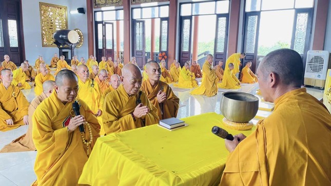 Chư Tăng tác pháp thọ an cư trở thành hành giả tu tập cấm túc trong ba tháng hạ Chư Tăng tác pháp thọ an cư trở thành hành giả tu tập cấm túc trong ba tháng hạ