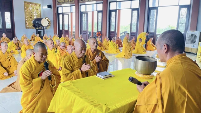 Chư Tăng tác pháp thọ an cư trở thành hành giả tu tập cấm túc trong ba tháng hạ