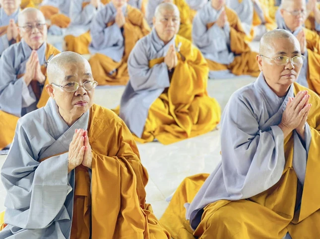 Chư Ni cầu thọ giáo giới của Đại Tăng để trở về trường hạ Ni tổ chức tác pháp an cư